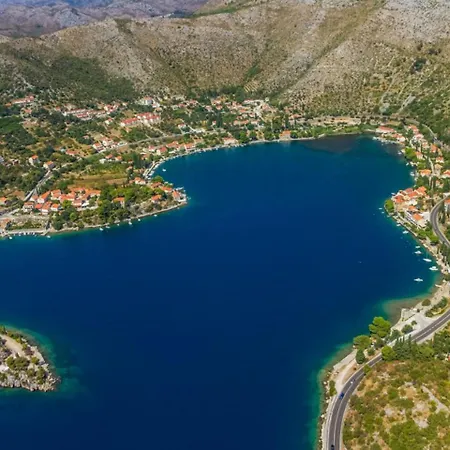 فيلة Quaint In Near Sea *