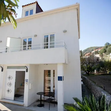 فيلة Quaint In Near Sea